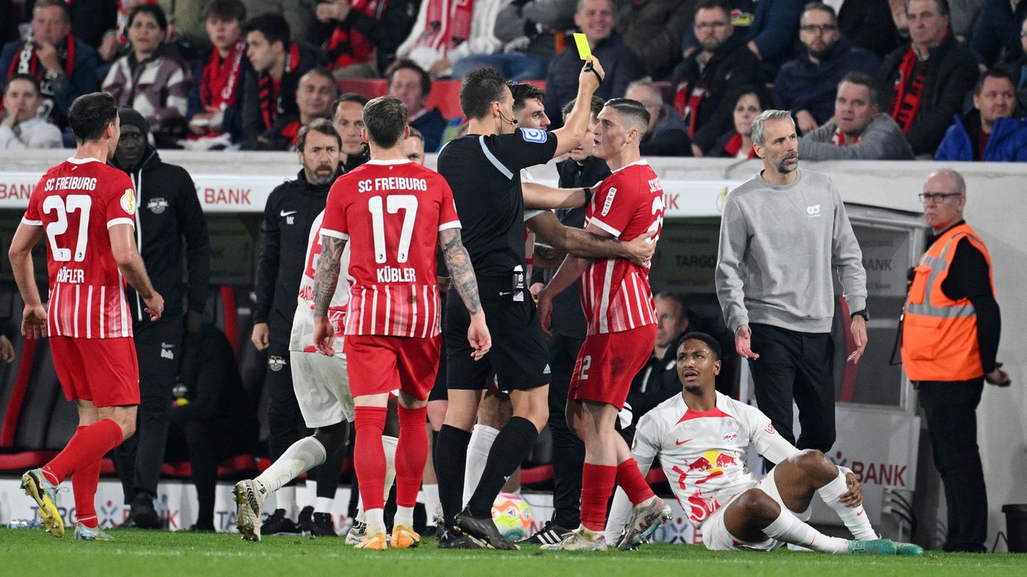 Zum Ende kam es zu einer zweiten Rangelei zwischen den Spielern. Roland Sallai sah die gelbe Karte, nachdem er Abdou Diallo umgerempelt und ihm zusätzlich einen Tritt verpasst hatte. Danach wurden sieben Minuten nachgespielt und Leipzig erhielt sogar noch einen Strafstoß, den Dominik Szoboszlai zum 5:1-Endtand verwandelte. Für die Freiburger war der Abend ein einziger Albtraum.