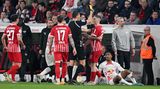Zum Ende kam es zu einer zweiten Rangelei zwischen den Spielern. Roland Sallai sah die gelbe Karte, nachdem er Abdou Diallo umgerempelt und ihm zusätzlich einen Tritt verpasst hatte. Danach wurden sieben Minuten nachgespielt und Leipzig erhielt sogar noch einen Strafstoß, den Dominik Szoboszlai zum 5:1-Endtand verwandelte. Für die Freiburger war der Abend ein einziger Albtraum.