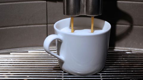 Kaffeetasse unter Kaffeemaschine