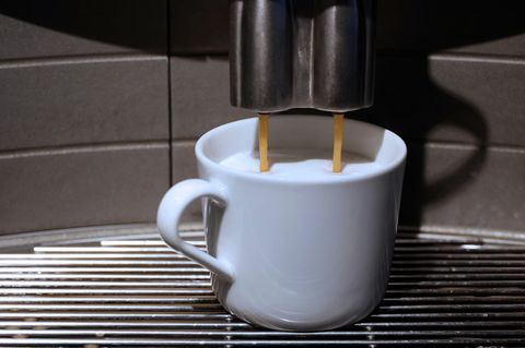Kaffeetasse unter Kaffeemaschine