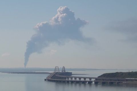 Video: Russland: Treibstofflager in Flammen, Güterzug entgleist