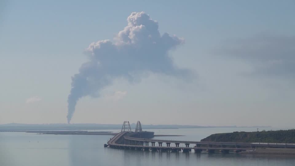 Video: Russland: Treibstofflager in Flammen, Güterzug entgleist