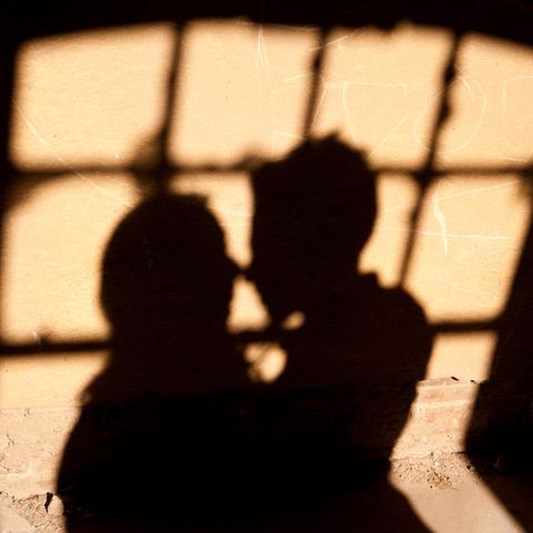 Schatten von Paar am Fenster