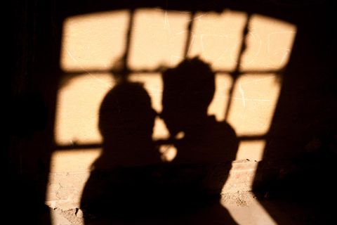 Schatten von Paar am Fenster