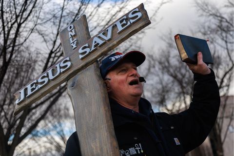 Ein Mann protestiert mit einem Kreuz und einer Bible beim "March for Life" in Washington D.C., USA