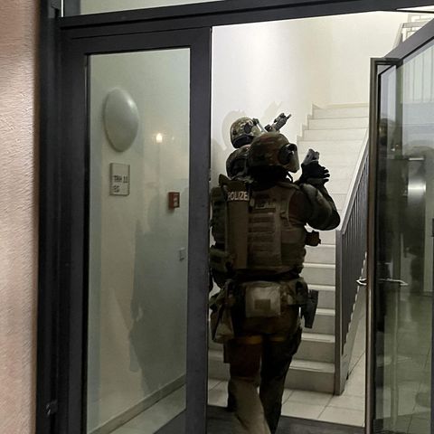 Beamte eine bayerischen Spezialeinheit bei der Razzia gegen die Mafia-Gruppe 'Ndrangheta