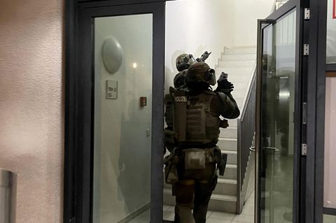 Beamte eine bayerischen Spezialeinheit bei der Razzia gegen die Mafia-Gruppe 'Ndrangheta