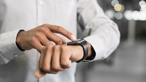 Apple Watch Zubehör: Ein Mann bedient seine Apple Watch