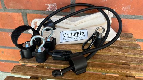 ModulFix aus DHDL: Spanngummi und diverse Adapter vor einer Backseteinmauer