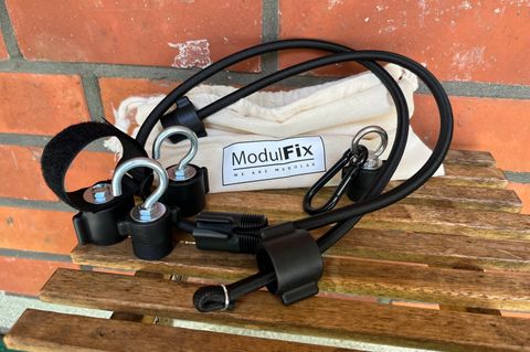 ModulFix aus DHDL: Spanngummi und diverse Adapter vor einer Backseteinmauer