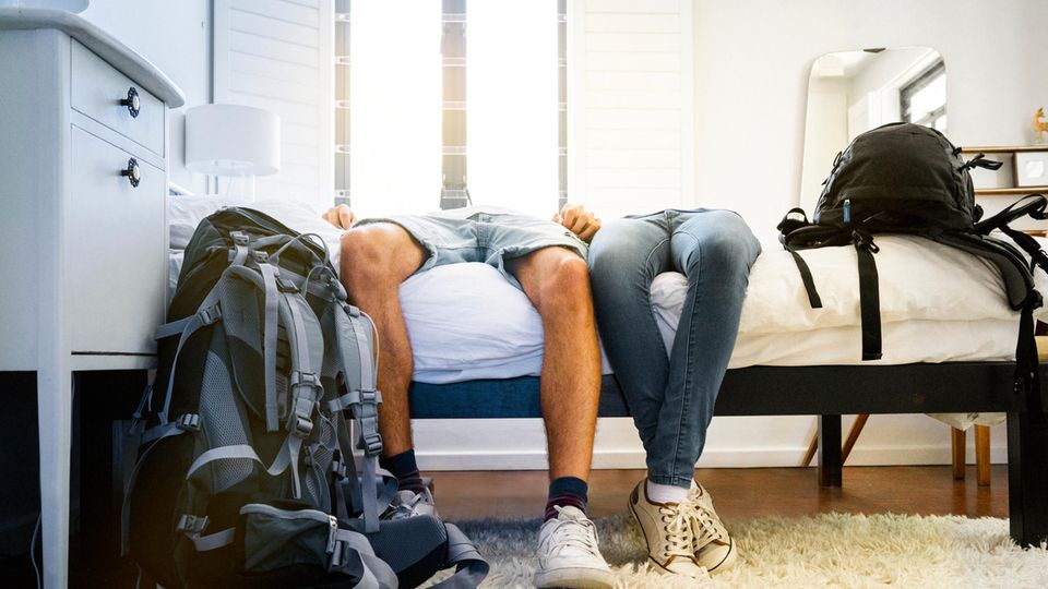 Viele Touristen freuen sich auf einen entspannten Sommerurlaub. Manchmal kommt ihnen aber wohl der Personalmangel in die Quere. 