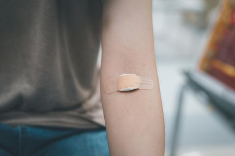 Arm mit Pflaster nach Blutabnahme