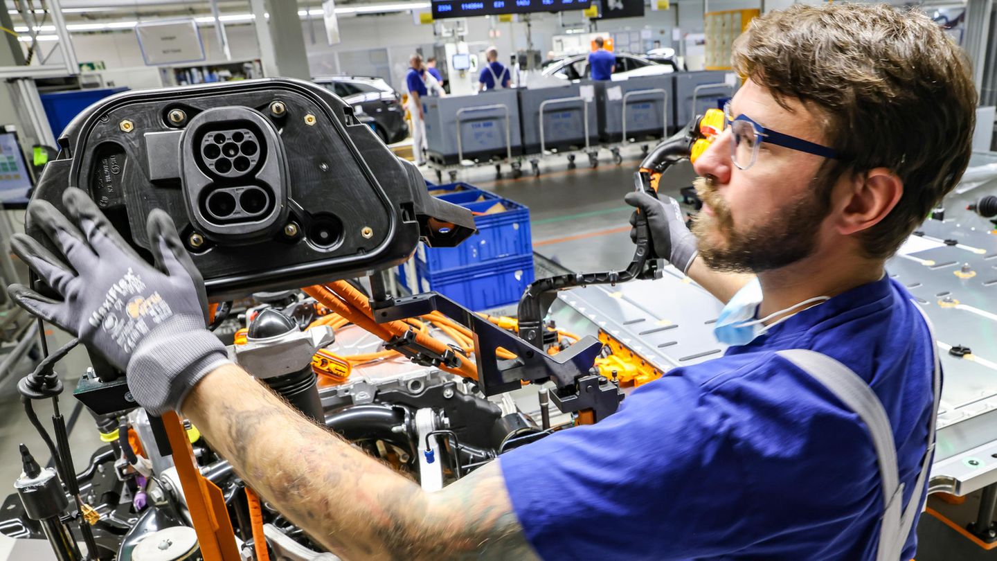 Die deutschen Autobauer gelten bei Fachkräften nach wie vor als sehr attraktive Arbeitgeber