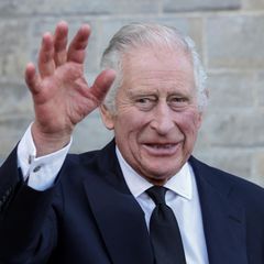 König Charles III. winkt