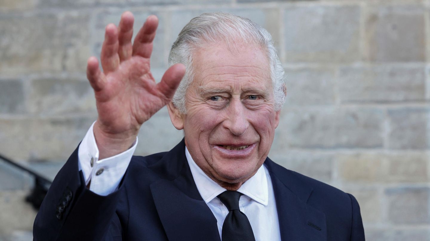 König Charles III. winkt