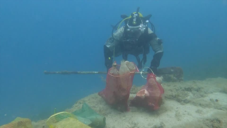 Video: Müllsammeln in der Tiefe