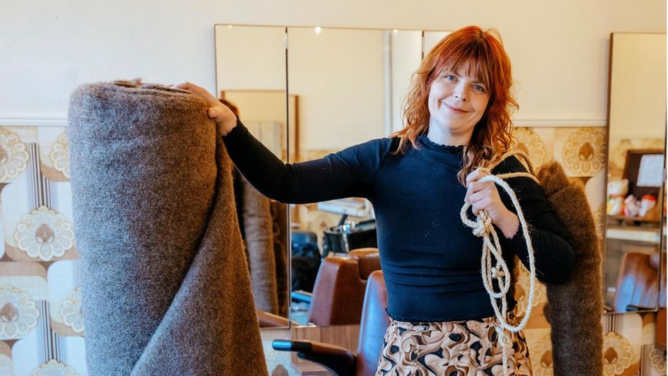 Janine Falke mit Öko-Vliesstoff aus Menschenhaar
