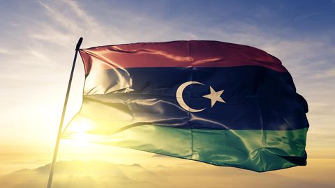 Die Flagge Libyens weht im Wind