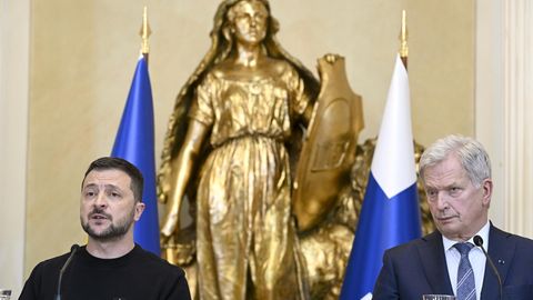 Wolodymyr Selenskyj, Präsident der Ukraine, und Sauli Niinistö, Präsident von Finnland, auf einer Pressekonferenz