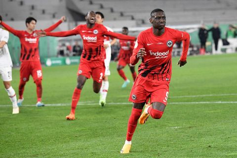 Frankfurts Stürmer Randal Kolo Muani feiert seinen Treffer gegen VfB Stuttgart