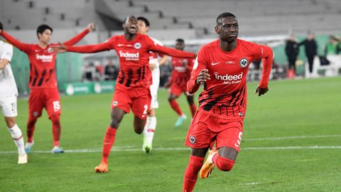 Frankfurts Stürmer Randal Kolo Muani feiert seinen Treffer gegen VfB Stuttgart