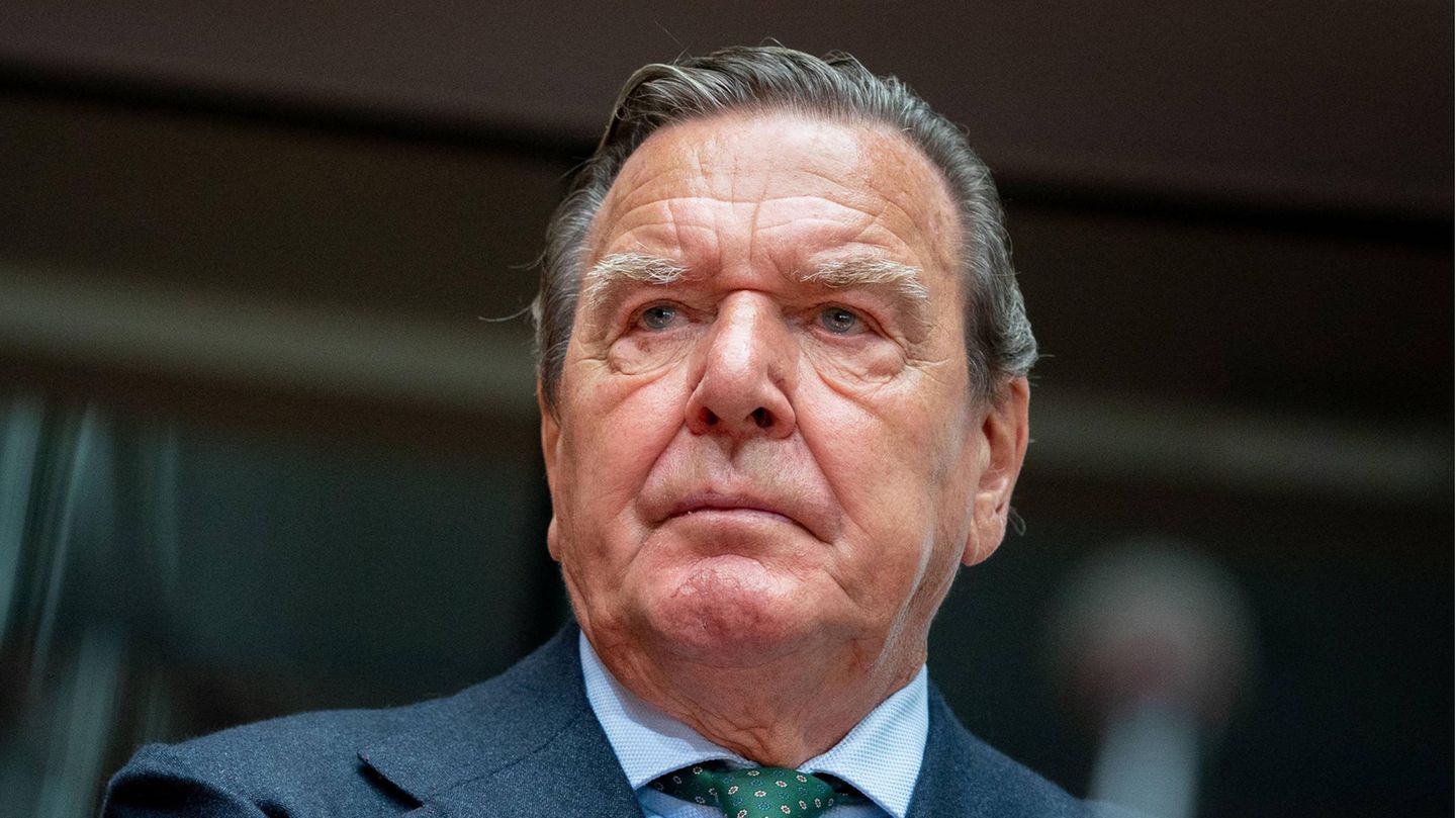 Gerhard Schröder.  court examines lawsuit from ex-chancellor
