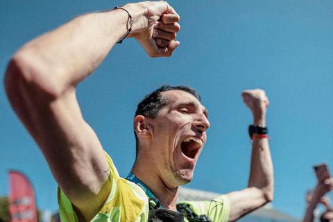 Àlex Roca beim Zieleinlauf eines Marathons