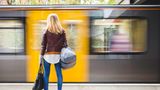 An diesem Donnerstag kann es in fünf Bundesländern wieder zu erheblichen Einschränkungen im öffentlichen Nahverkehr kommen. Grund dafür ist ein erneuter Warnstreik im Bus- und Bahnverkehr. Die Gewerkschaft Verdi hat vor allem Betriebe in öffentlicher Hand zur Arbeitsniederlegung aufgerufen, die unter den Eisenbahn-Tarifvertrag fallen. Betroffen sind die Bundesländer Niedersachsen, Bayern, Baden-Württemberg, Schleswig-Holstein und Nordrhein-Westfalen. Es ist allerdings nur mit regionalen Beeinträchtigungen zu rechnen, da Verdi nur einen Teil aller Betriebe zum Streik animiert hat. 