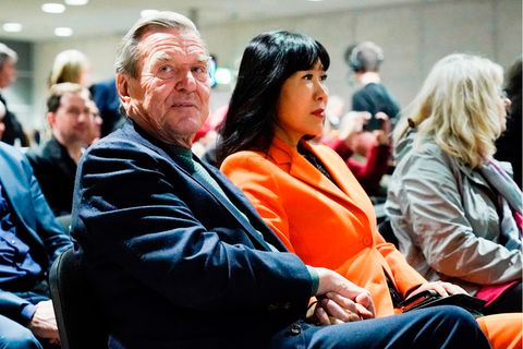Gerhard Schröder und seine Frau Soyeon Schröder-Kim sitzen im Publikum