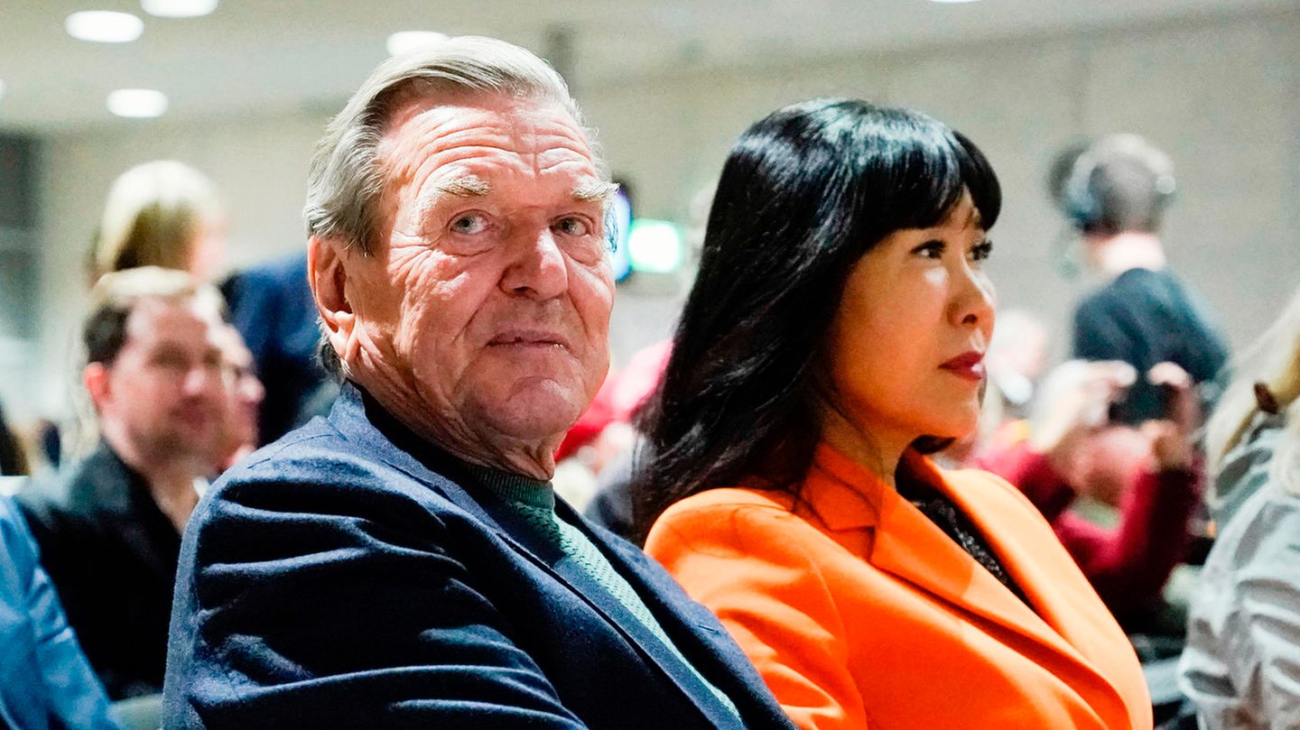 Gerhard Schröder und seine Frau Soyeon Schröder-Kim sitzen im Publikum