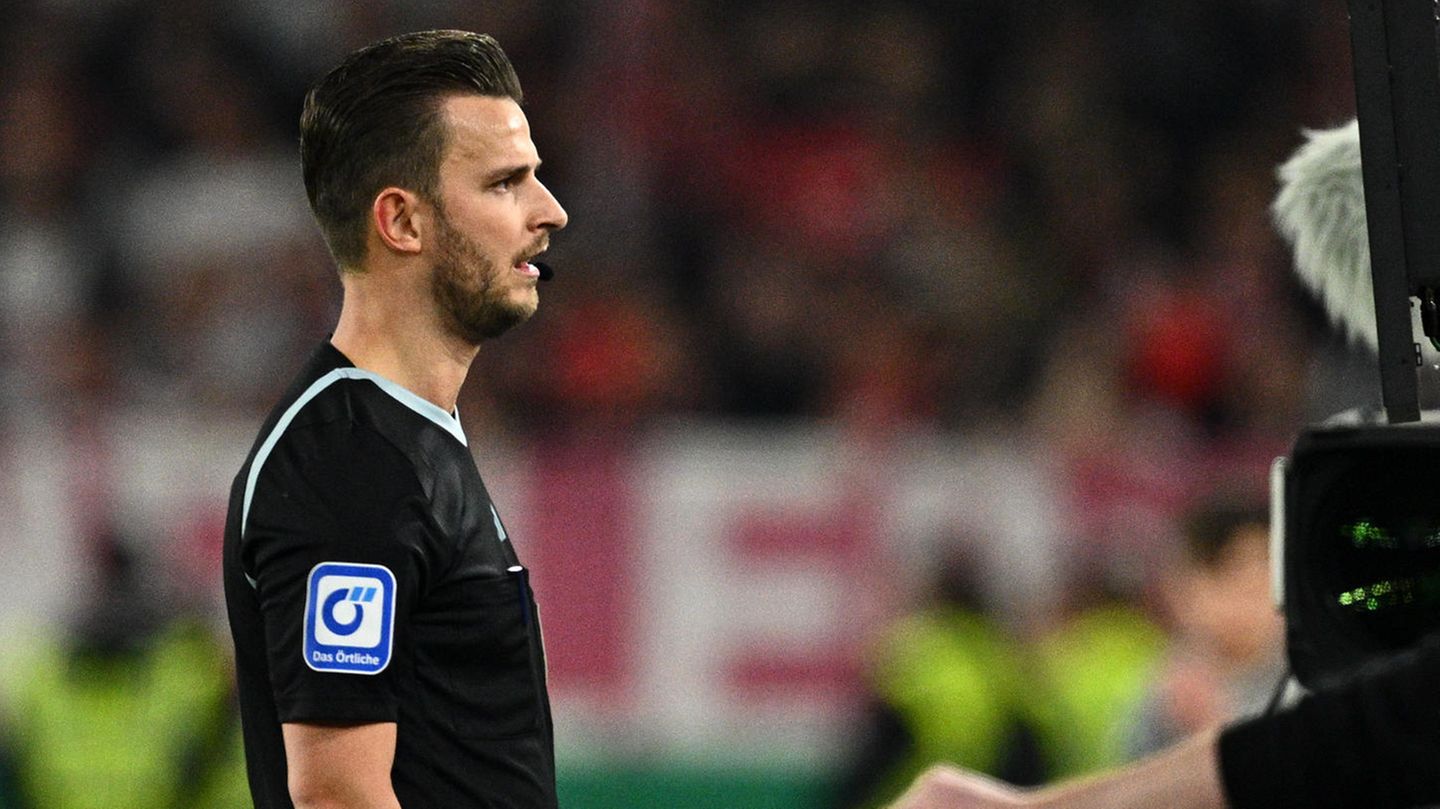 DFB-Schiedsrichter Daniel Schlager überprüft in den letzten Sekunden des Pokal-Halbfinales eine strittige Szene