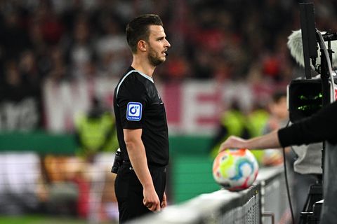 DFB-Schiedsrichter Daniel Schlager überprüft in den letzten Sekunden des Pokal-Halbfinales eine strittige Szene