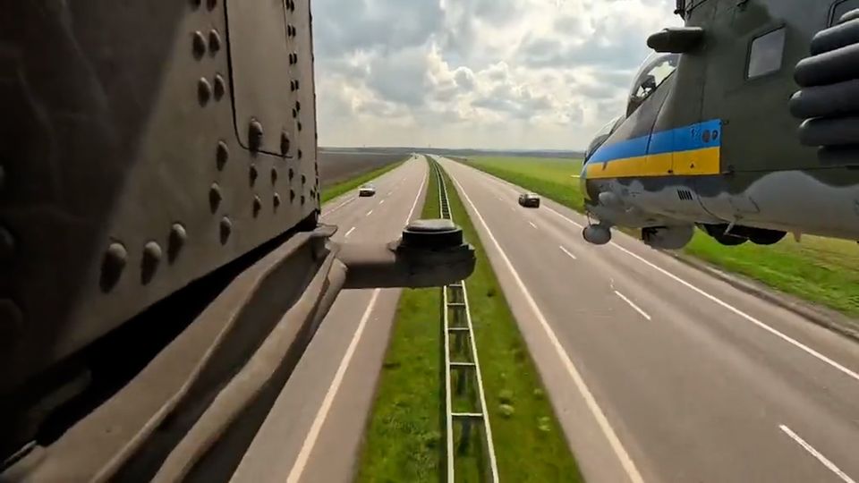 Spektakuläre Aufnahme: Kampfhubschrauber fliegt Tiefflug über Autobahn Spektakuläre Aufnahme: Kampfhubschrauber fliegt Tiefflug über Autobahn