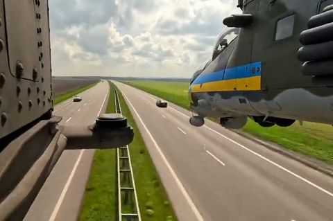 Spektakuläre Aufnahme: Kampfhubschrauber fliegt Tiefflug über Autobahn