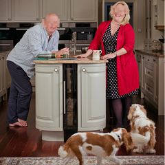 Ralph und Cybil posieren in ihrer Küche Ralph und Cybil posieren in ihrer Küche