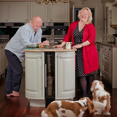 Ralph und Cybil posieren in ihrer Küche
