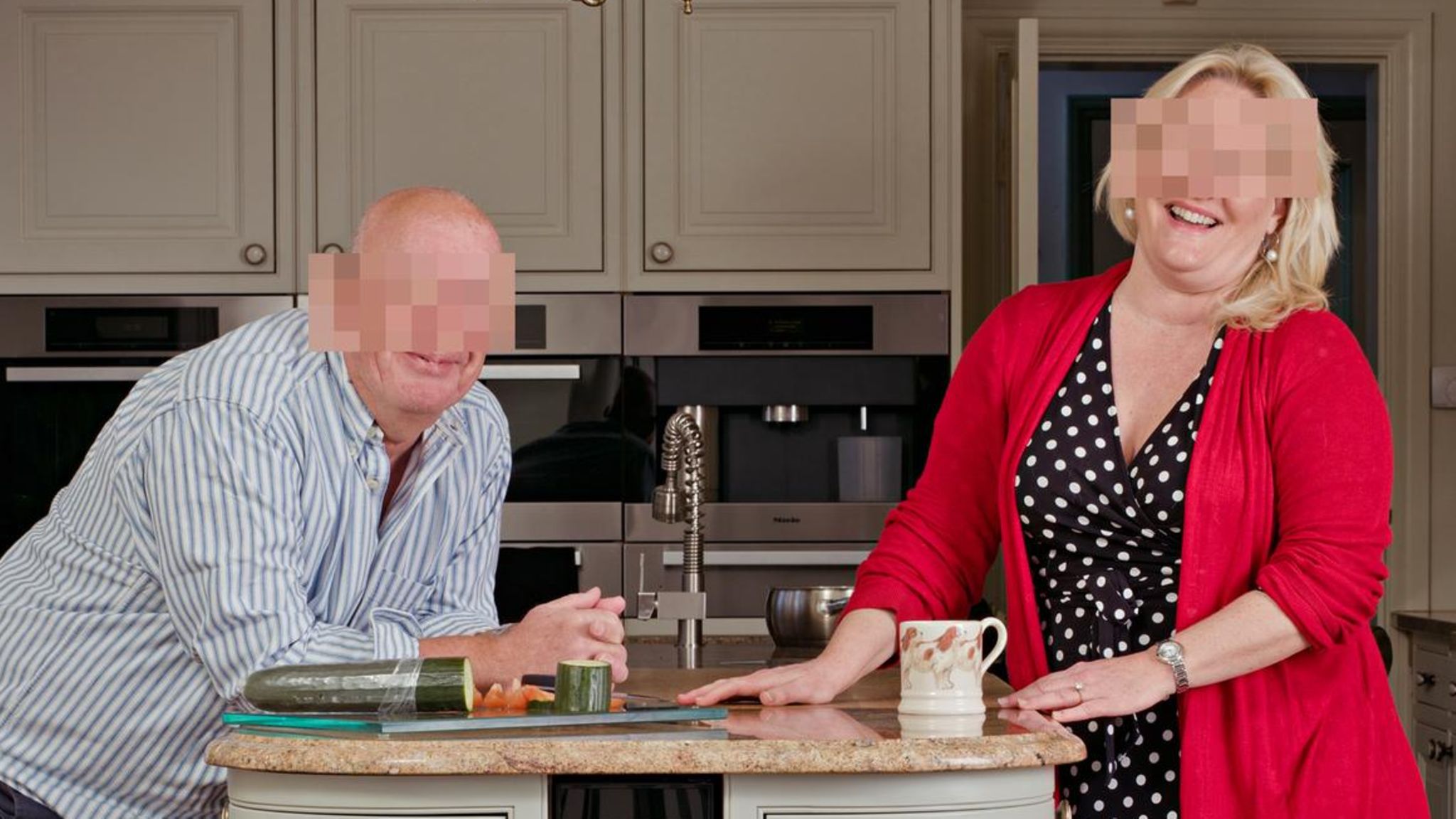 Ralph und Cybil posieren in ihrer Küche