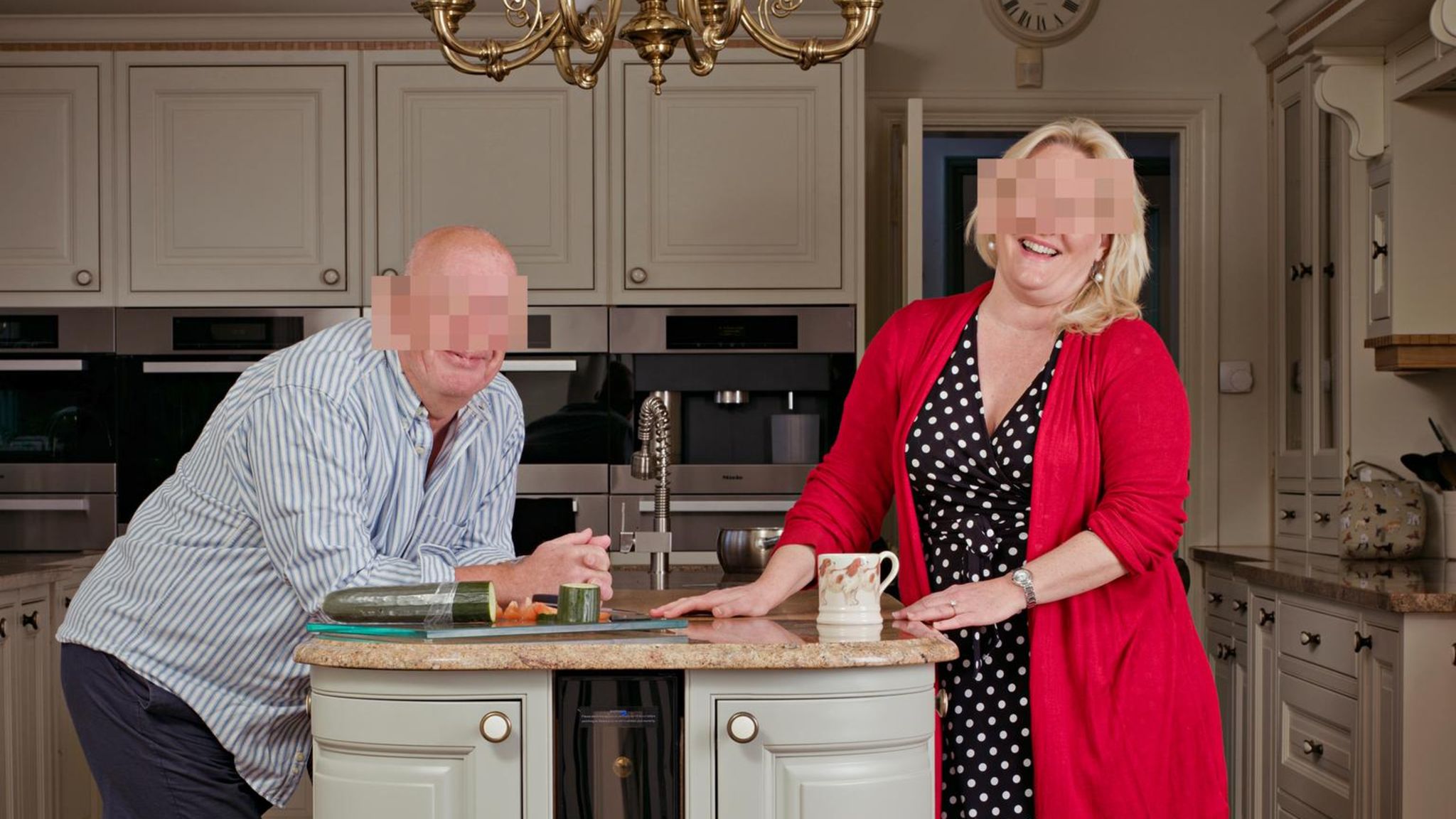 Ralph und Cybil posieren in ihrer Küche