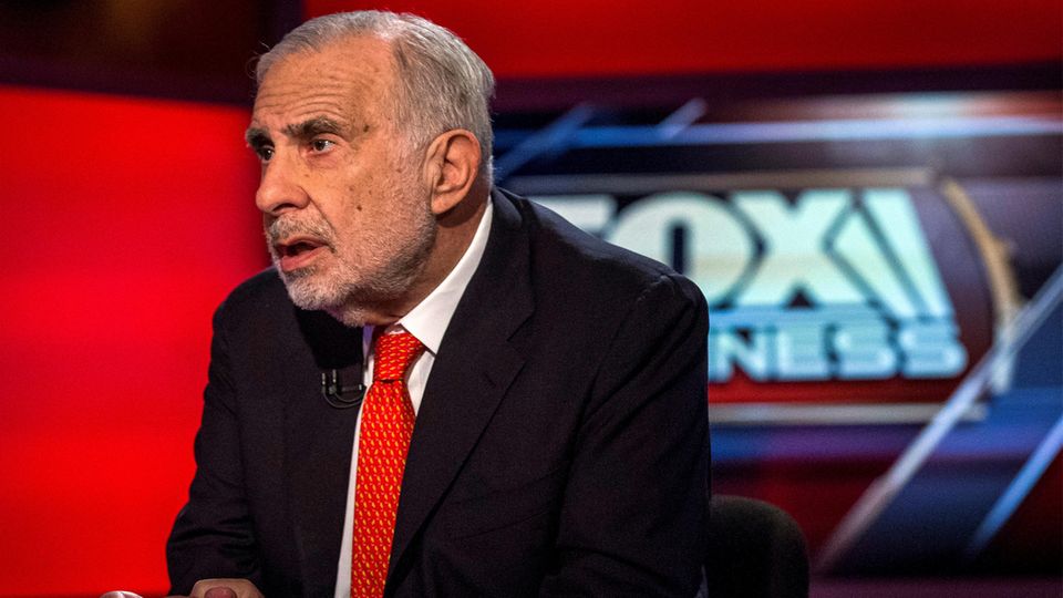 Investorenlegende Carl Icahn in einem Anzug im TV-Studio von Fox Business