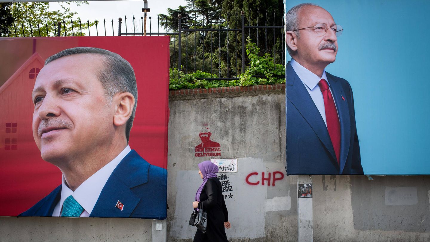 Türkiye: “Everyone is better than Erdogan,” say young voters