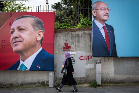 Wahlplakate zeigen die Gesichter von Erdogan und Kilicdaroglu