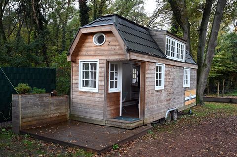 Ein Tiny House der Firma Tiny House Manufaktur aus Köln steht in einem Wald
