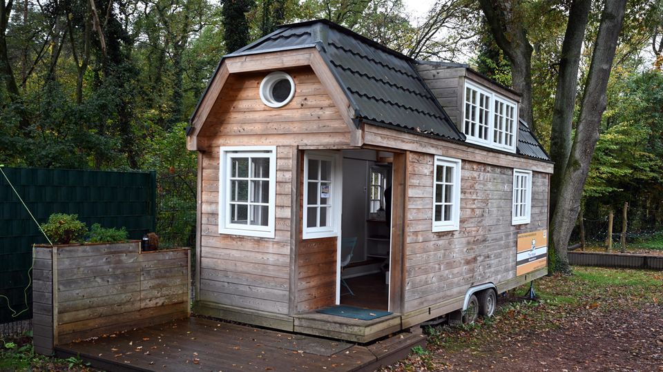 Ein Tiny House der Firma Tiny House Manufaktur aus Köln steht in einem Wald