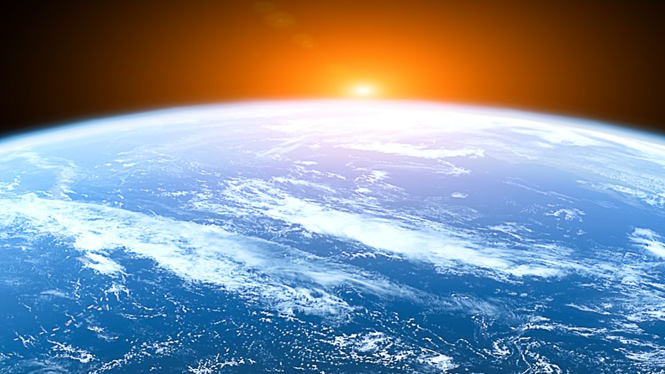 Sonnenaufgang über der Erde: Der Planet bietet nur begrenzte Ressourcen, der Erdüberlastungstag soll dafür sensibilisieren
