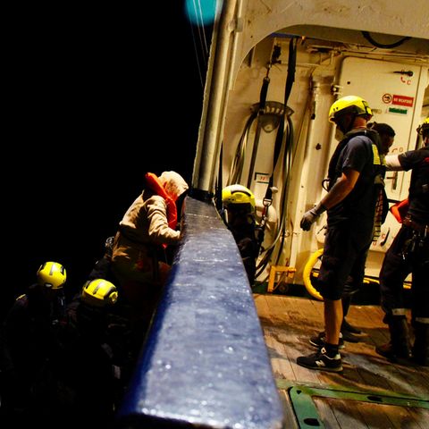 Migranten gehen an Bord eines Seenotrettungsschiffes
