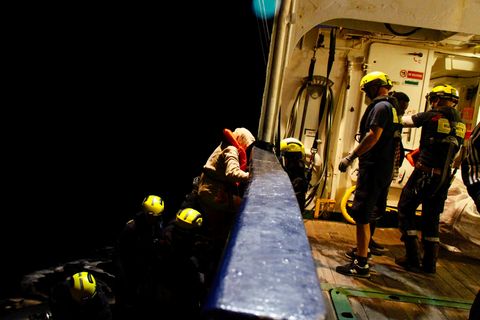 Migranten gehen an Bord eines Seenotrettungsschiffes