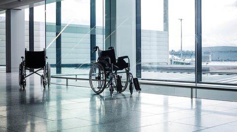 Rollstühle stehen am Flughafen