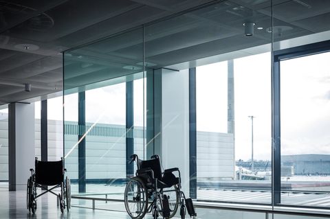 Rollstühle stehen am Flughafen