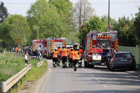 Ein Großaufgebot von Rettungskräften ist nach einem schweren Zugunfall in Hürth im Einsatz