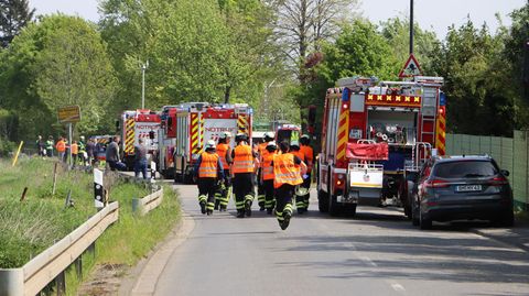 Ein Großaufgebot von Rettungskräften ist nach einem schweren Zugunfall in Hürth im Einsatz